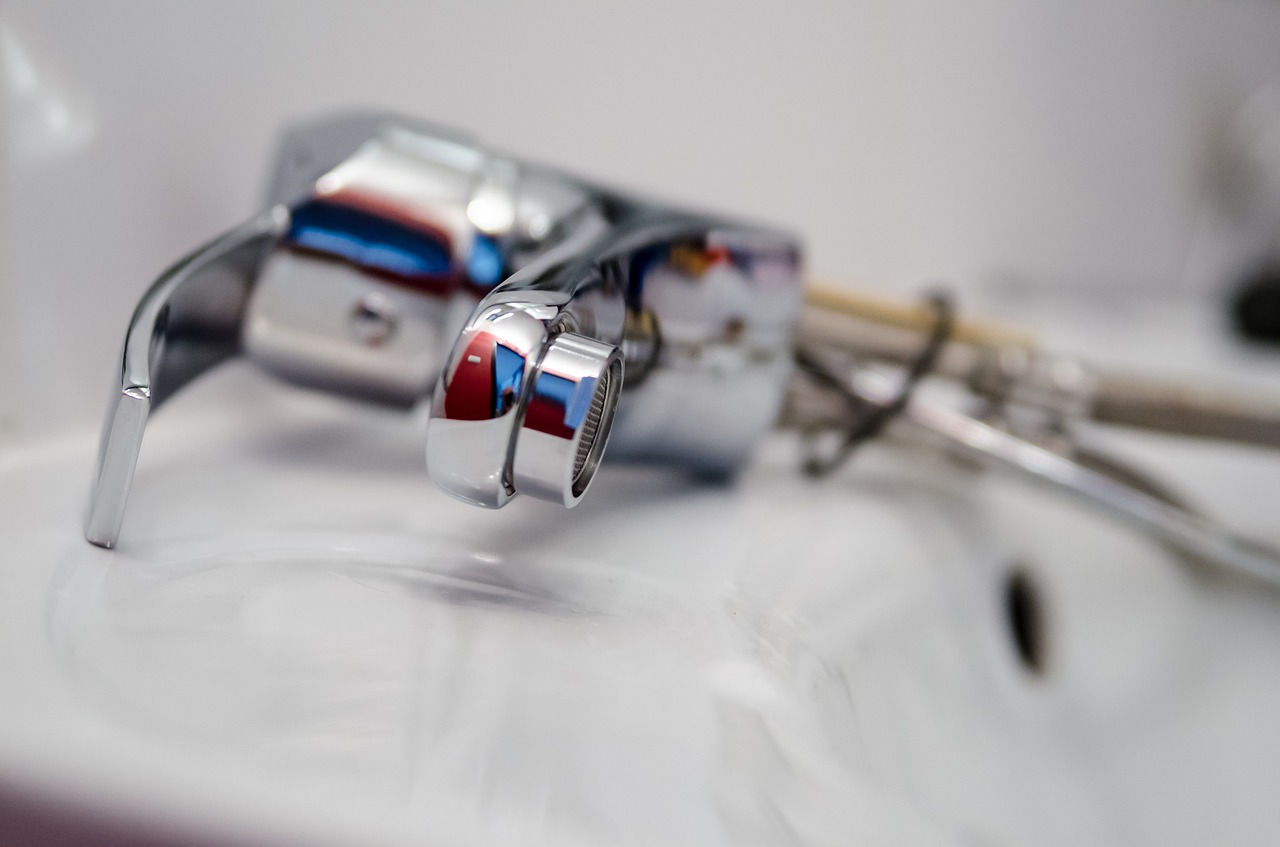 Riparazioni idrauliche: meglio una ditta o un libero professionista?